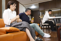 NHDTC-231 ひざ掛けの中で指マンされ運転する夫と話しながらも感じまくる即濡れ妻 サンプル画像7